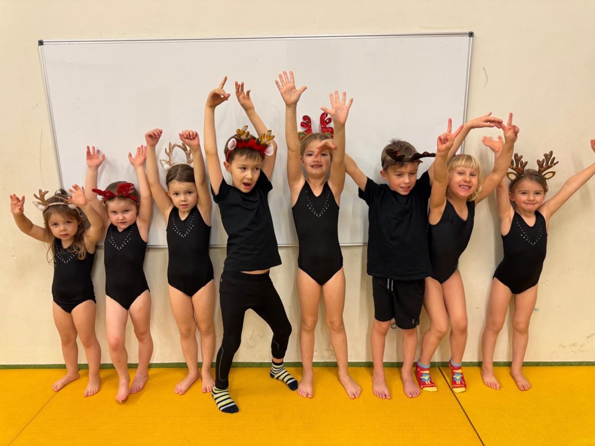 🤸‍♂️ Zajęcia z gimnastyki już w świątecznym nastroju! 🤸‍♂️