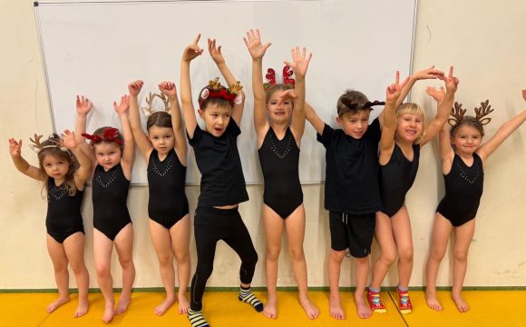 🤸‍♂️ Zajęcia z gimnastyki już w świątecznym nastroju! 🤸‍♂️