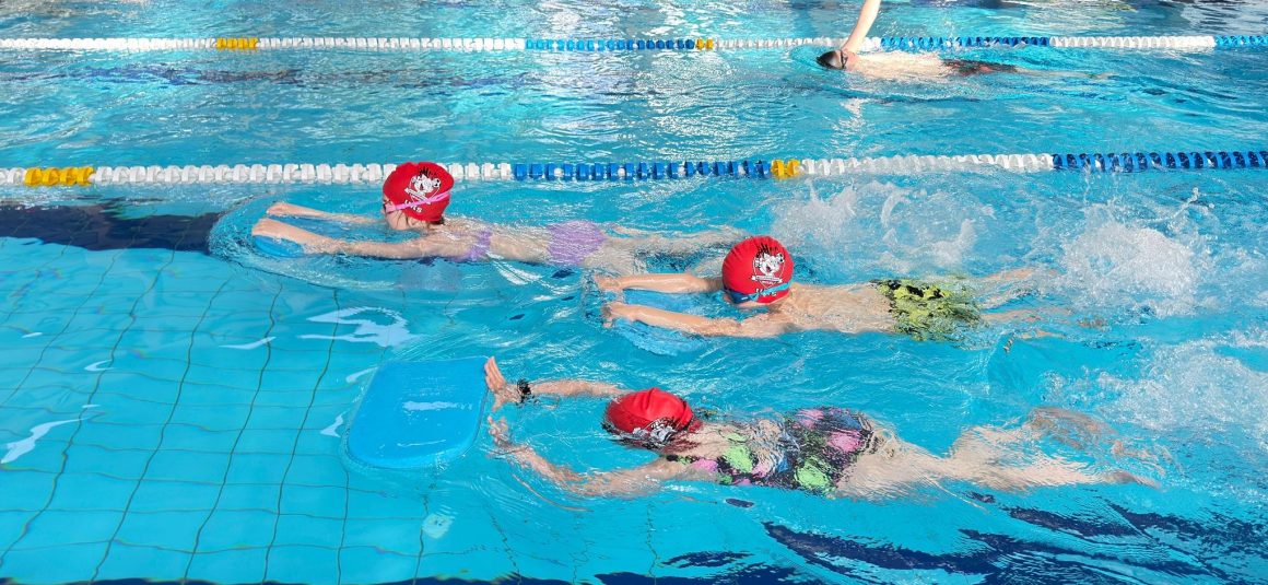 🏊‍♂️🏊 Czas szybko płynie… tak jak Nasi pływacy na zajęciach! 💦💥