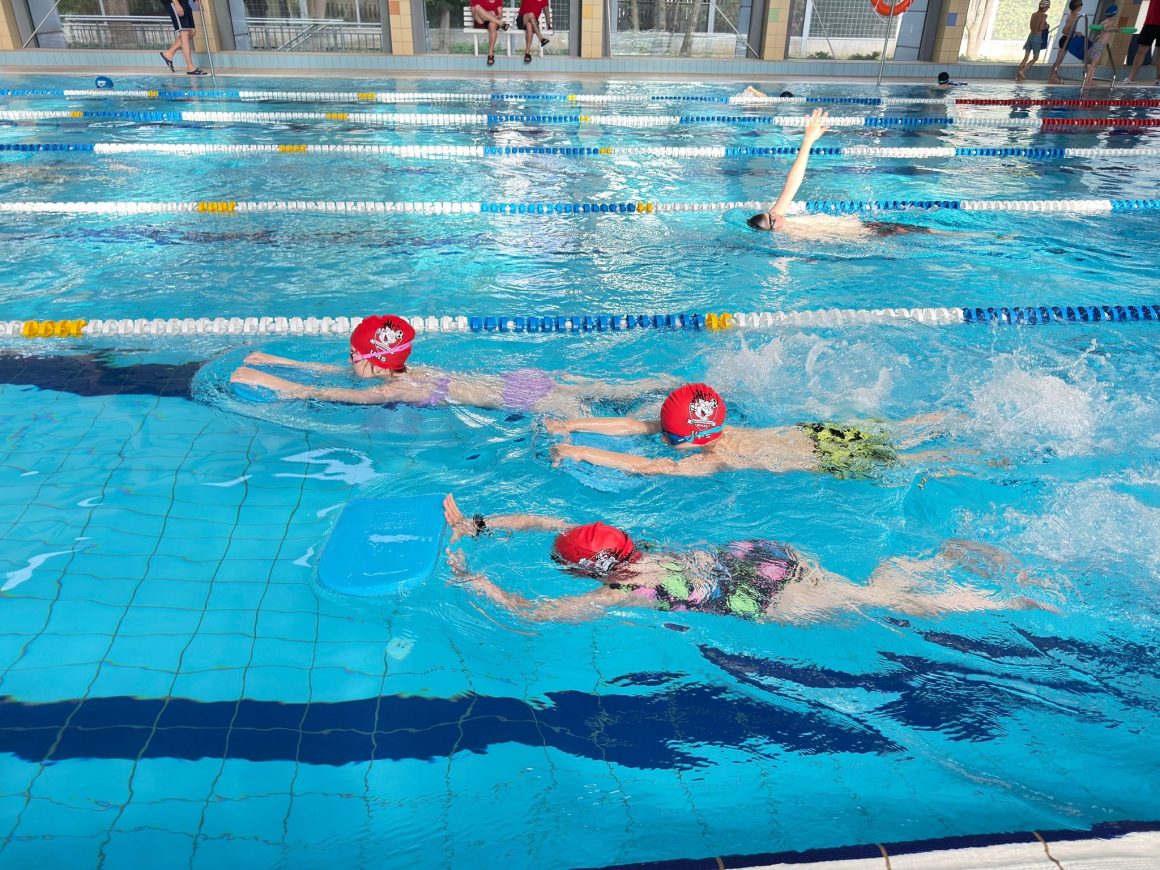 🏊‍♂️🏊 Czas szybko płynie… tak jak Nasi pływacy na zajęciach! 💦💥