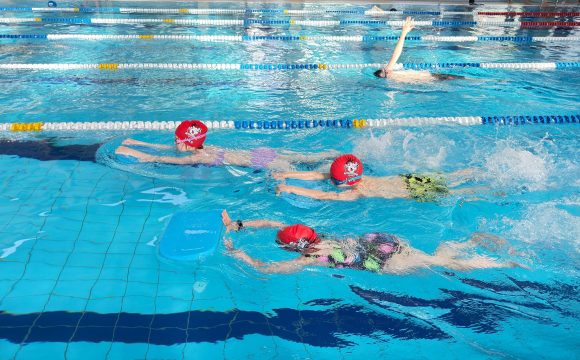 🏊‍♂️🏊 Czas szybko płynie… tak jak Nasi pływacy na zajęciach! 💦💥